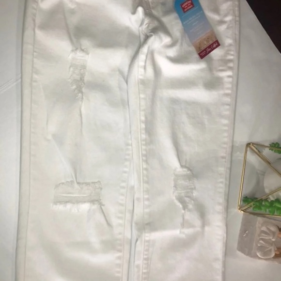 SOLD Signature Levi’s distressed slim cuffed jean - Picture 4 of 7